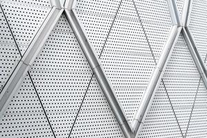 pannelli compositi in alluminio o rivestimento con fogli perforati sulla facciata di un edificio moderno, concetto di sfondo dell'architettura astratta. foto
