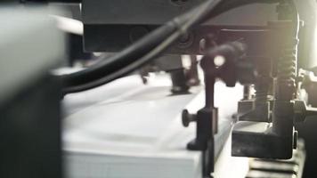 i fogli di carta stampati vengono serviti nella macchina da stampa. offset, cmyk, primo piano foto