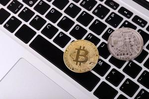 criptovaluta e bitcoin platino e oro sulla tastiera del laptop. concetto. foto