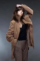 Ritratto di una giovane donna in cappotto marrone