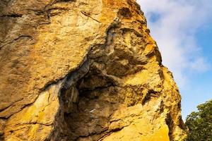 la pietra rossa rossa è una roccia di calcare marmorizzato giallo rosato. foto