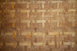la parete di fondo della casa è realizzata in bambù intrecciato. foto
