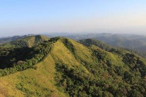 punto di vista durante il trekking su doi monta nella provincia di tak, tailandia foto