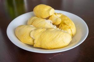 carne giallo durian re dei frutti sul piatto pronto da mangiare foto