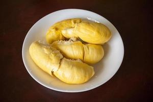 carne giallo durian re dei frutti sul piatto pronto da mangiare foto