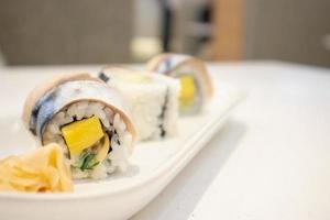 rotolo di sushi di saba sul piatto bianco foto