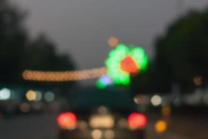 bellissimo sfondo di luci bokeh di notte su strada con auto foto