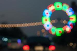 bellissimo sfondo di luci bokeh di notte su strada con auto foto