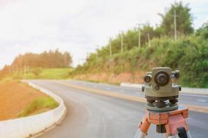 cantiere stradale, strumento teodolite per la costruzione di strade foto