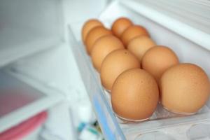 disporre le uova sul ripiano del frigorifero foto