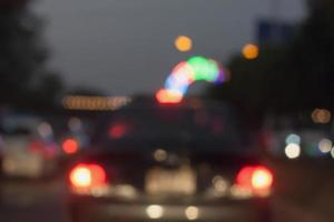 bellissimo sfondo di luci bokeh di notte su strada con auto foto