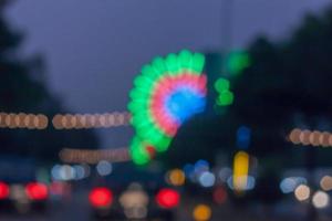 bellissimo sfondo di luci bokeh di notte su strada con auto foto