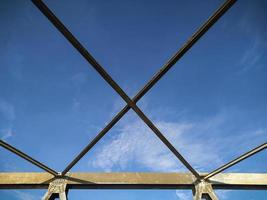 forma geometrica della struttura in acciaio contro il cielo blu foto
