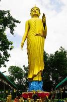 gigantesca immagine di budhha nel tempio foto