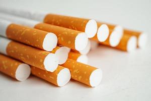 sigaretta, tabacco in rotolo in carta con tubo filtro, concetto non fumatori. foto