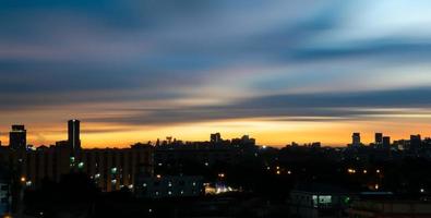 il cielo colorato al tramonto durante il crepuscolo dopo la pioggia, dà una sensazione drammatica, una vista a volo d'uccello della città al crepuscolo, un bel cielo con le nuvole, lo sfondo del cielo con le nuvole, la natura astratta. foto