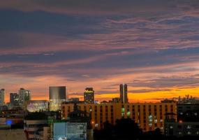 il cielo colorato al tramonto durante il crepuscolo dopo la pioggia, dà una sensazione drammatica, una vista a volo d'uccello della città al crepuscolo, un bel cielo con le nuvole, lo sfondo del cielo con le nuvole, la natura astratta. foto