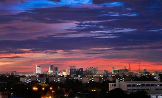 il cielo colorato al tramonto durante il crepuscolo dopo la pioggia, dà una sensazione drammatica, una vista a volo d'uccello della città al crepuscolo, un bel cielo con le nuvole, lo sfondo del cielo con le nuvole, la natura astratta. foto