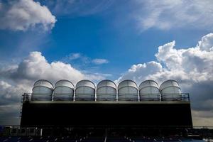 aria condizionata industriale,impianti di ventilazione,grandi condizionatori,impianto di condizionamento,sfondo cielo. foto