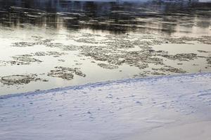 lago ghiacciato in inverno freddo foto