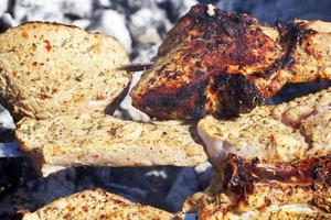 cuocere la carne sul fuoco foto