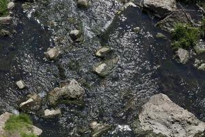 pietre nell'acqua del fiume foto