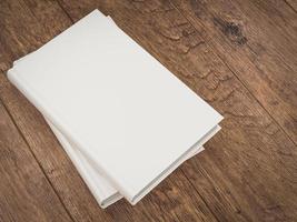 modello vuoto del modello del libro bianco su fondo di legno foto
