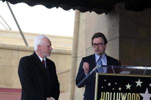 los angeles, 16 marzo - malcolm mcdowell, gary oldman alla cerimonia della stella della passeggiata di malcolm mcdowell per i muppets all'hollywood boulevard il 16 marzo 2012 a los angeles, ca foto