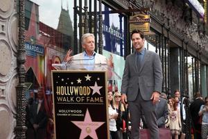 vlos angeles, 1 luglio - michael douglas, paul rudd alla cerimonia della stella paul rudd hollywood walk of fame al marciapiede del teatro el capitan il 1 luglio 2015 a los angeles, ca foto