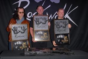 Los Angeles, 20 novembre - rush, Geddy Lee, Neil Peart, Alex Lifeson alla cerimonia in cui la corsa viene introdotta nel Rockwalk del Guitar Center al Guitar Center il 20 novembre 2012 a Los Angeles, California foto