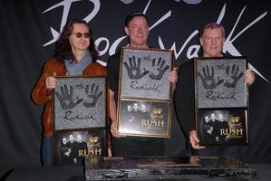 Los Angeles, 20 novembre - rush, Geddy Lee, Neil Peart, Alex Lifeson alla cerimonia in cui la corsa viene introdotta nel Rockwalk del Guitar Center al Guitar Center il 20 novembre 2012 a Los Angeles, California foto