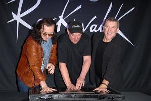 Los Angeles, 20 novembre - rush, Geddy Lee, Neil Peart, Alex Lifeson alla cerimonia in cui la corsa viene introdotta nel Rockwalk del Guitar Center al Guitar Center il 20 novembre 2012 a Los Angeles, California foto