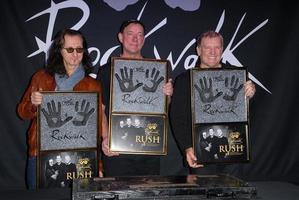 Los Angeles, 20 novembre - rush, Geddy Lee, Neil Peart, Alex Lifeson alla cerimonia in cui la corsa viene introdotta nel Rockwalk del Guitar Center al Guitar Center il 20 novembre 2012 a Los Angeles, California foto