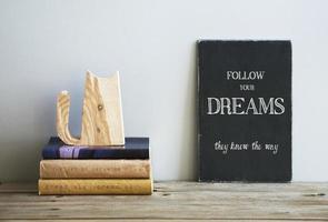 citazione motivazionale segui i tuoi sogni sulla lavagna con i libri foto