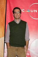 los angeles, 13 gennaio - ed helms arriva alla festa nbc tca inverno 2011 al langham huntington hotel il 13 gennaio 2010 a westwood, ca foto