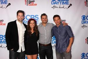 los angeles, 8 ottobre - michael muhney, melissa claire egan, joshua morrow, steve burton all'evento cbs giorno dopo il buio al negozio di commedie l'8 ottobre 2013 a ovest di hollywood, ca foto