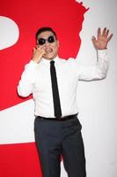 los angeles, 11 luglio - psy arriva alla prima rossa 2 al teatro del villaggio l'11 luglio 2013 a Westwood, ca foto