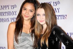 los angeles, 31 luglio - stella hudgens, sammi hanratty in arrivo alla tredicesima festa di compleanno di madison pettis a eden il 31 luglio 2011 a los angeles, ca foto