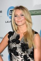 los angeles, 27 settembre - julianne hough che arriva al gala di las promise 2011 al grand ballroom, hollywood e highland il 27 settembre 2011 a los angeles, ca foto