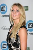 los angeles, 27 settembre - julianne hough che arriva al gala di las promise 2011 al grand ballroom, hollywood e highland il 27 settembre 2011 a los angeles, ca foto