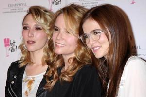 los angeles, 31 maggio - madelyn deutch, lea thompson, zoey deutch al concerto del decimo anniversario di una coppia al teatro saban il 31 maggio 2014 a beverly hills, ca foto