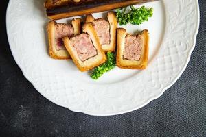 carne patè croute pasta maiale o manzo, pollo cibo francese pasto fresco cibo spuntino sul tavolo copia spazio cibo sfondo rustico foto