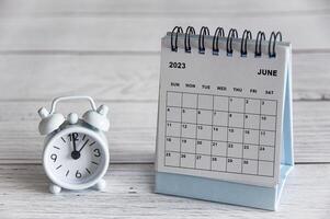 giugno 2023 calendario da tavolo bianco su tavola di legno. concetto di nuovo anno e spazio di copia foto