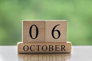testo della data del calendario del 6 ottobre su blocchi di legno con spazio di copia per le idee. copia spazio e concetto di calendario foto