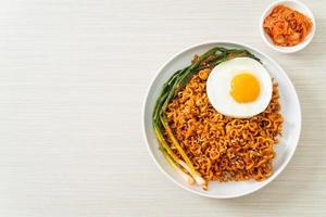 spaghetti istantanei piccanti coreani secchi con uovo fritto foto