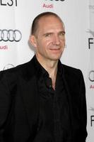 los angeles, 11 novembre - ralph fiennes alla proiezione della donna invisibile all'afi fest al teatro cinese tcl l'11 novembre 2013 a los angeles, ca foto