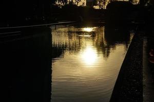 shilouette della piscina all'ora del tramonto foto