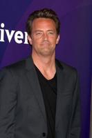 los angeles, 24 luglio - matthew perry arriva al tour stampa della nbc tca estate 2012 al beverly hilton hotel il 24 luglio 2012 a beverly hills, ca foto