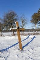 vecchia croce cadente in legno foto