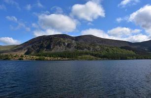 colline che comprendono il lago d'acqua di Ennerdale in Inghilterra foto